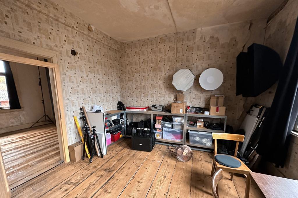 Blick vom Technikraum in den kleinen Studioraum