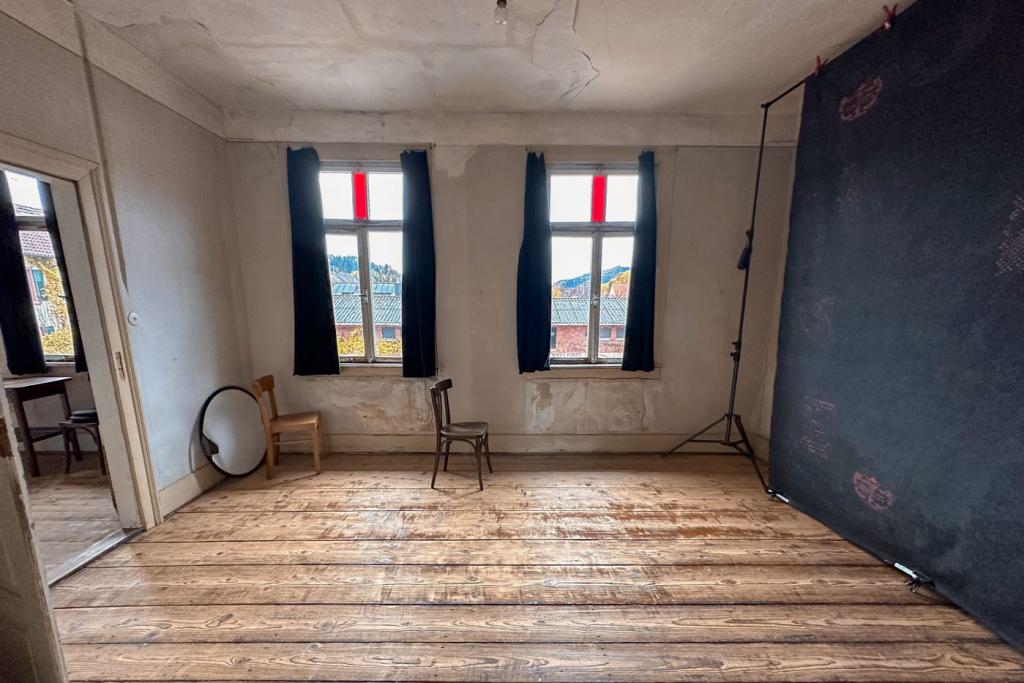 Fensterfront im kleinen Studioraum